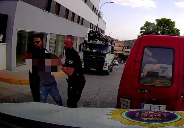 Detenido por conducir borracho, sin seguro, ITV y chocar con la Policía en un pueblo de Granada